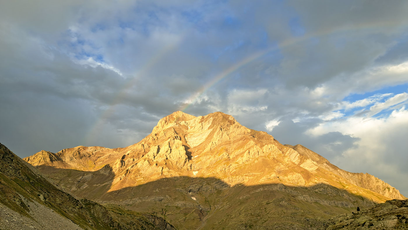 Etapa 31: Refugio de Bujaruelo - Vivac en río Ara. Transpirenaica GR11. 6 Arcoíris sobre el Vignemale al atardecer