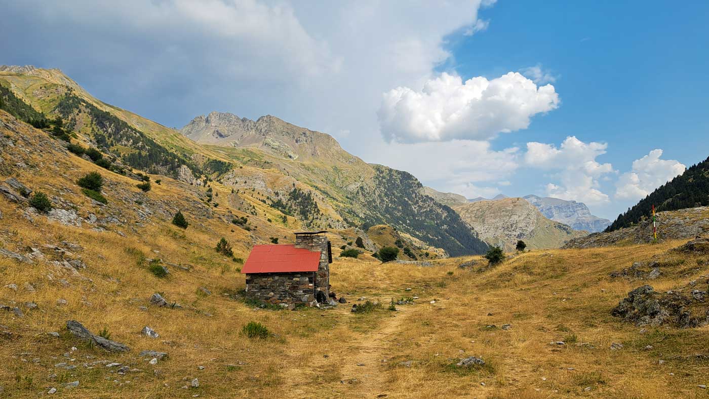 Etapa 31: Refugio de Bujaruelo - Vivac en río Ara. Transpirenaica GR11. 5 Cabaña de Cerbillonar con el Mondarruego al fondo