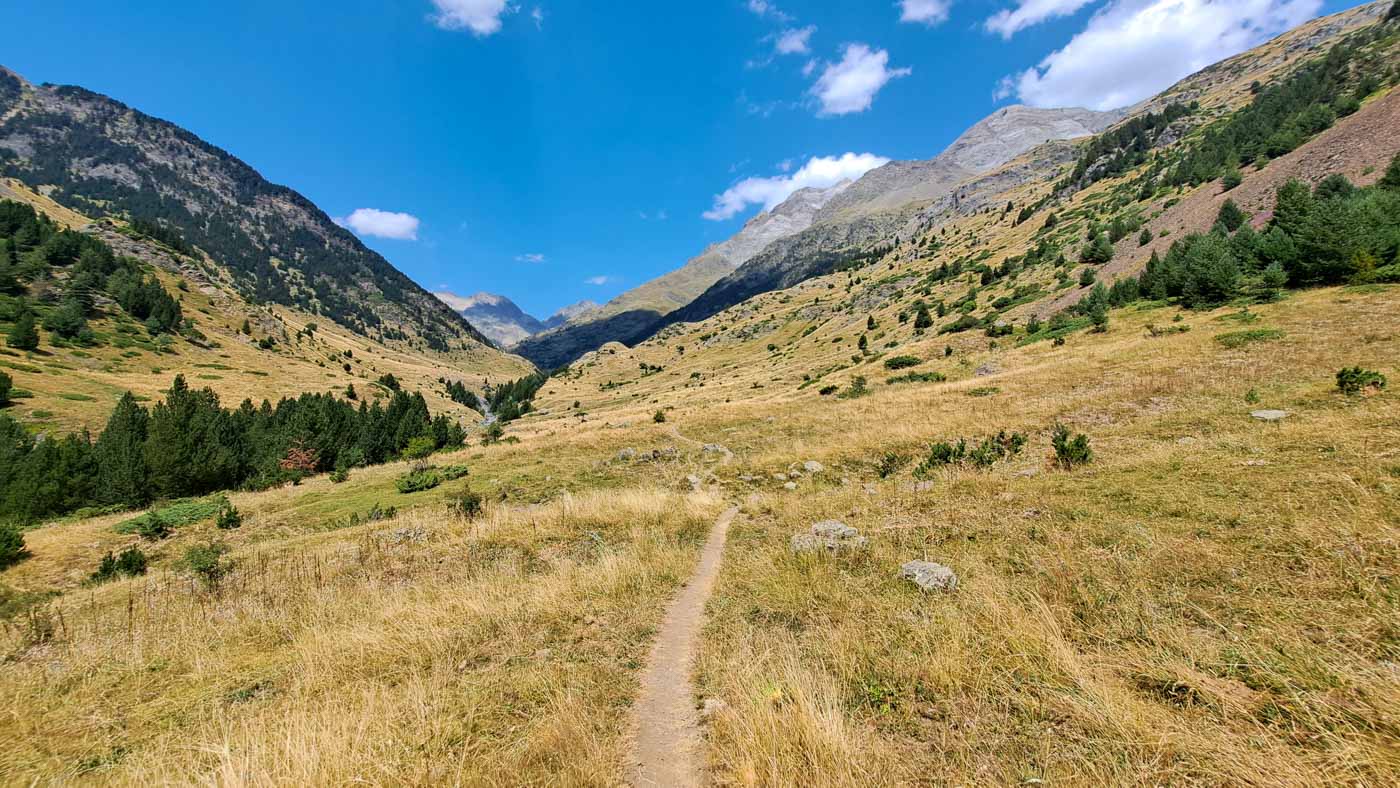 Etapa 31: Refugio de Bujaruelo - Vivac en río Ara. Transpirenaica GR11. 4 Subida hacia la cabaña de Cerbillonar