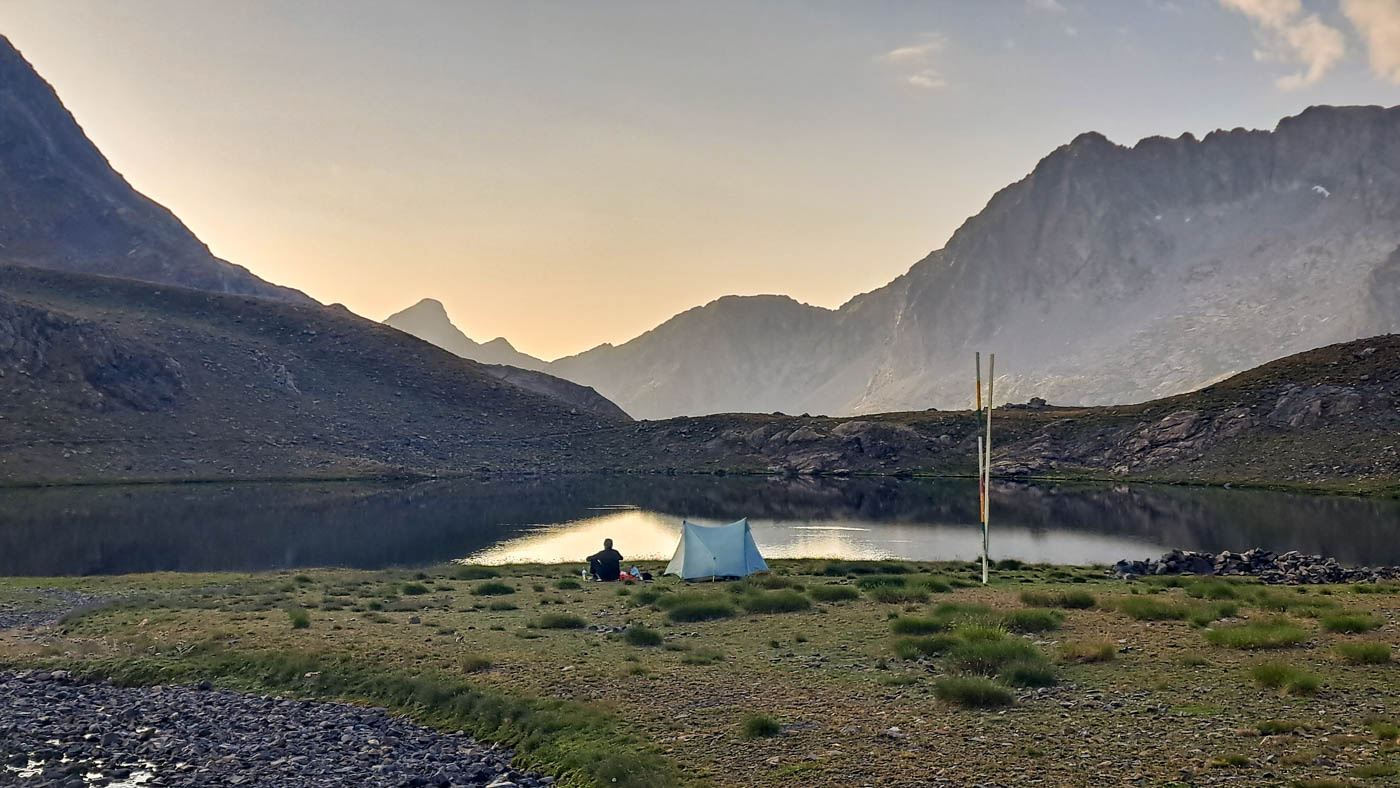 Etapa 32: Vivac en río Ara - Ibón de Llena Cantal. Transpirenaica GR11. 1 Acampando junto al ibón de Llena Cantal
