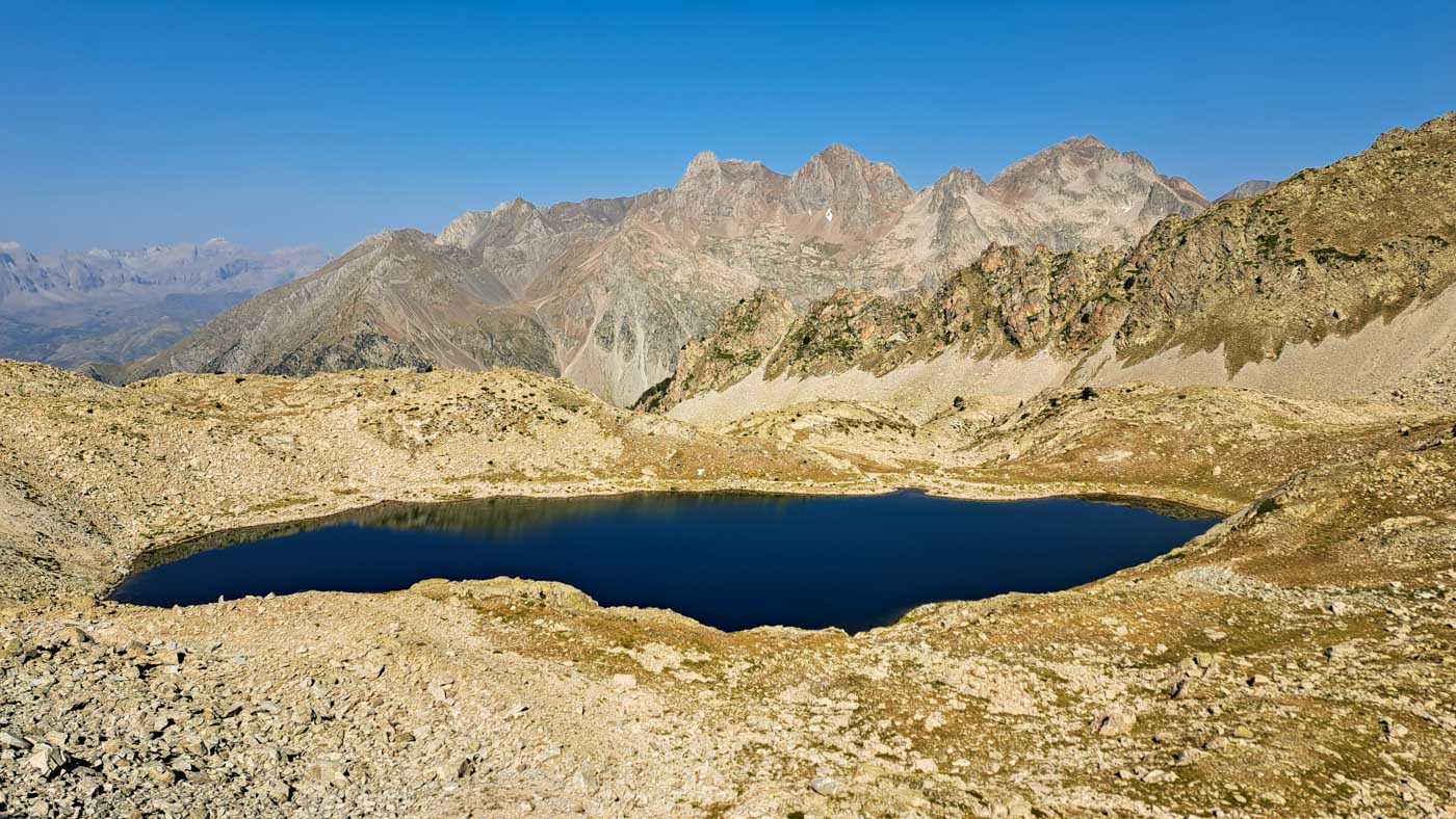 Etapa 32: Vivac en río Ara - Ibón de Llena Cantal. Transpirenaica GR11. 3 Uno de los ibones de Brazato, con el macizo del Infierno detrás