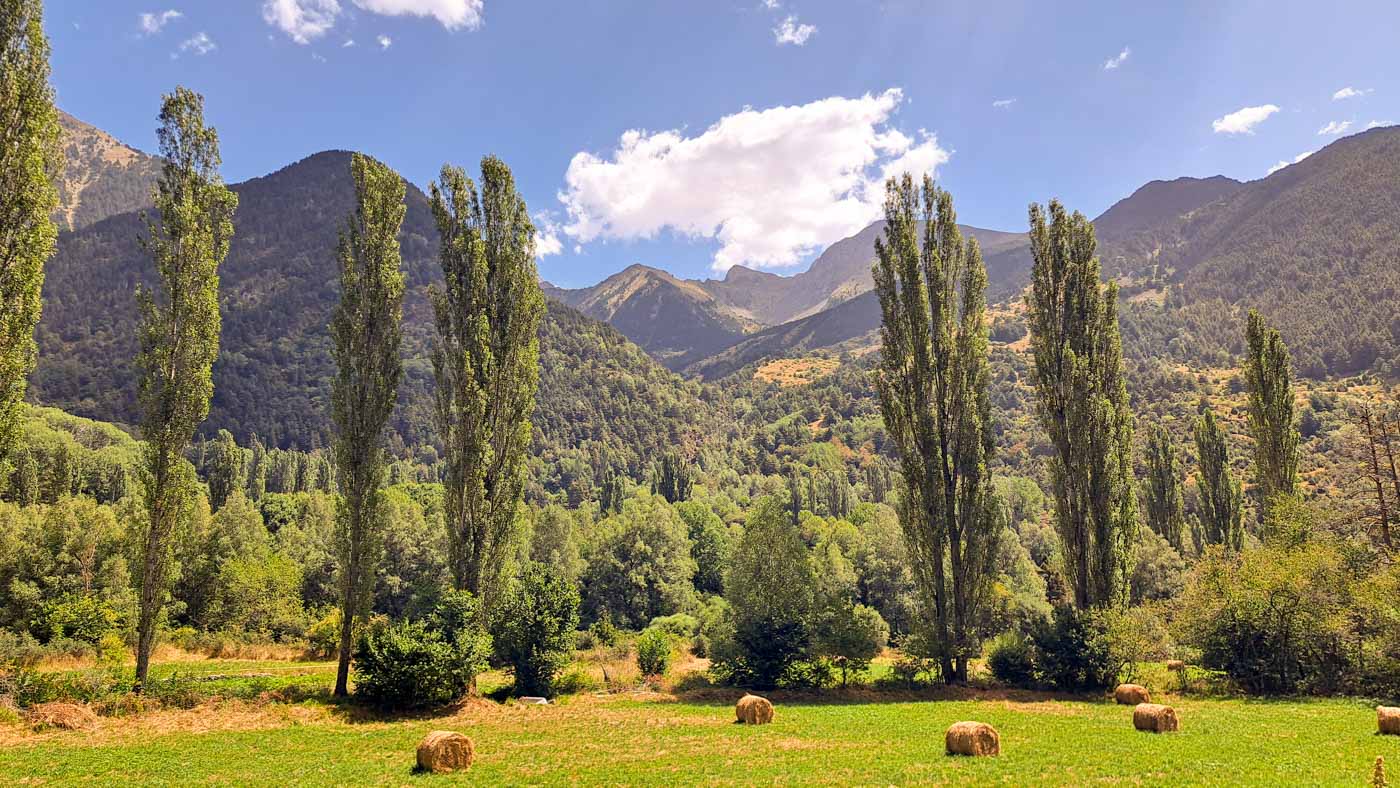 Etapa 33: Ibón de Llena Cantal - Estación esquí Anayet. Transpirenaica GR11. 4 Campos en las afueras de Sallent de Gallego