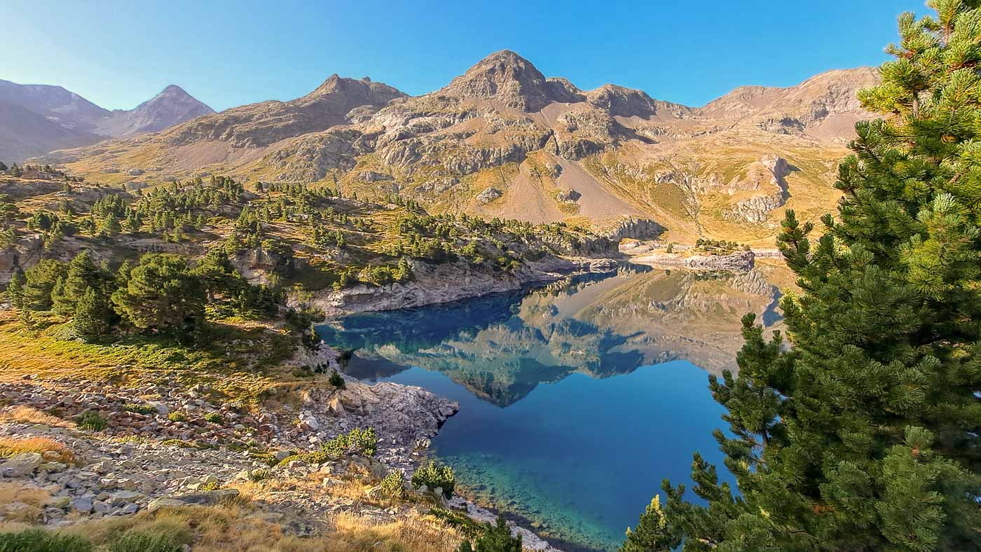 Etapa 33: Ibón de Llena Cantal - Estación esquí Anayet. Transpirenaica GR11. 1 Embalse de Respumoso