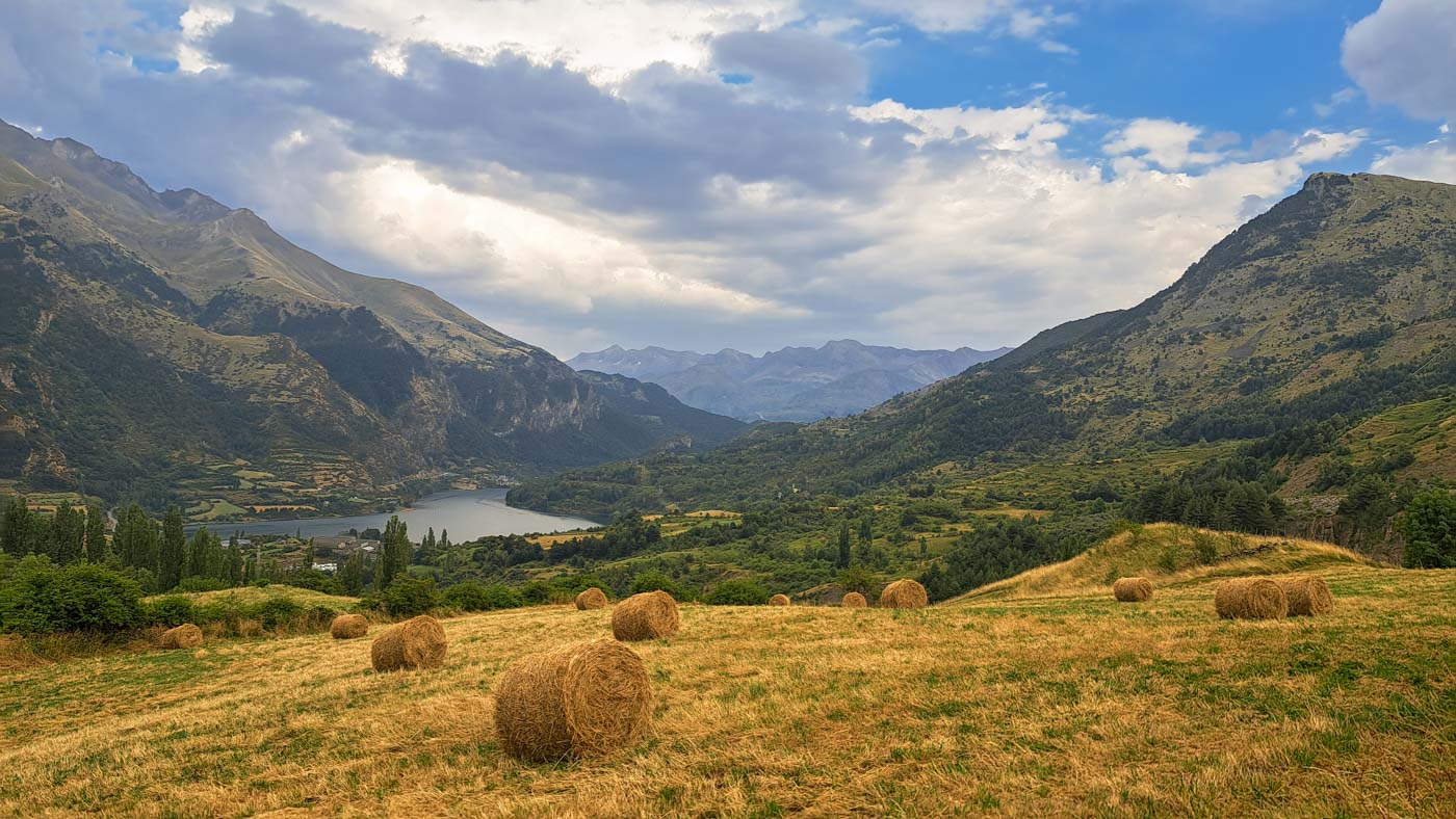 Etapas de la Transpirenaica GR11 en Aragón 12 Campos junto a Formigal
