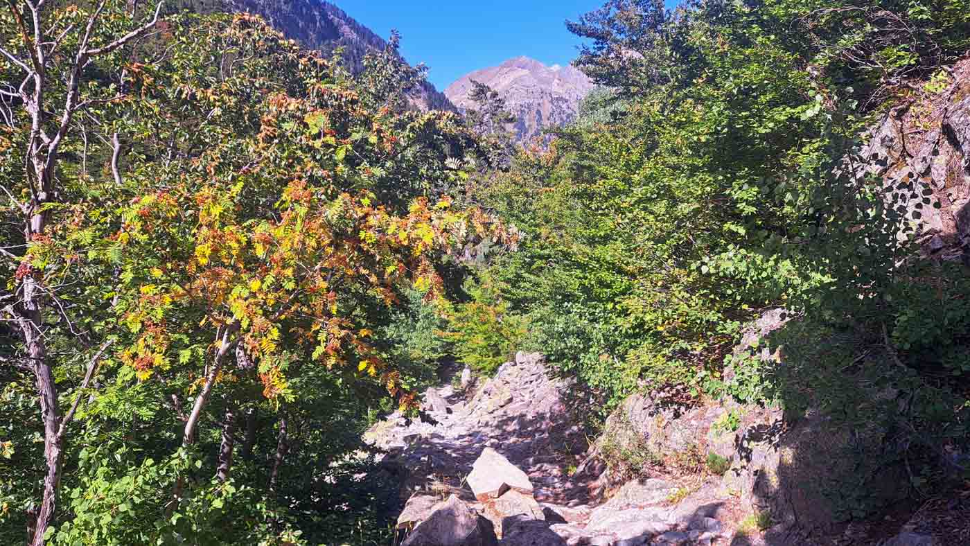 Etapa 33: Ibón de Llena Cantal - Estación esquí Anayet. Transpirenaica GR11. 2 Sendero de descenso hacia Sallent de Gallego
