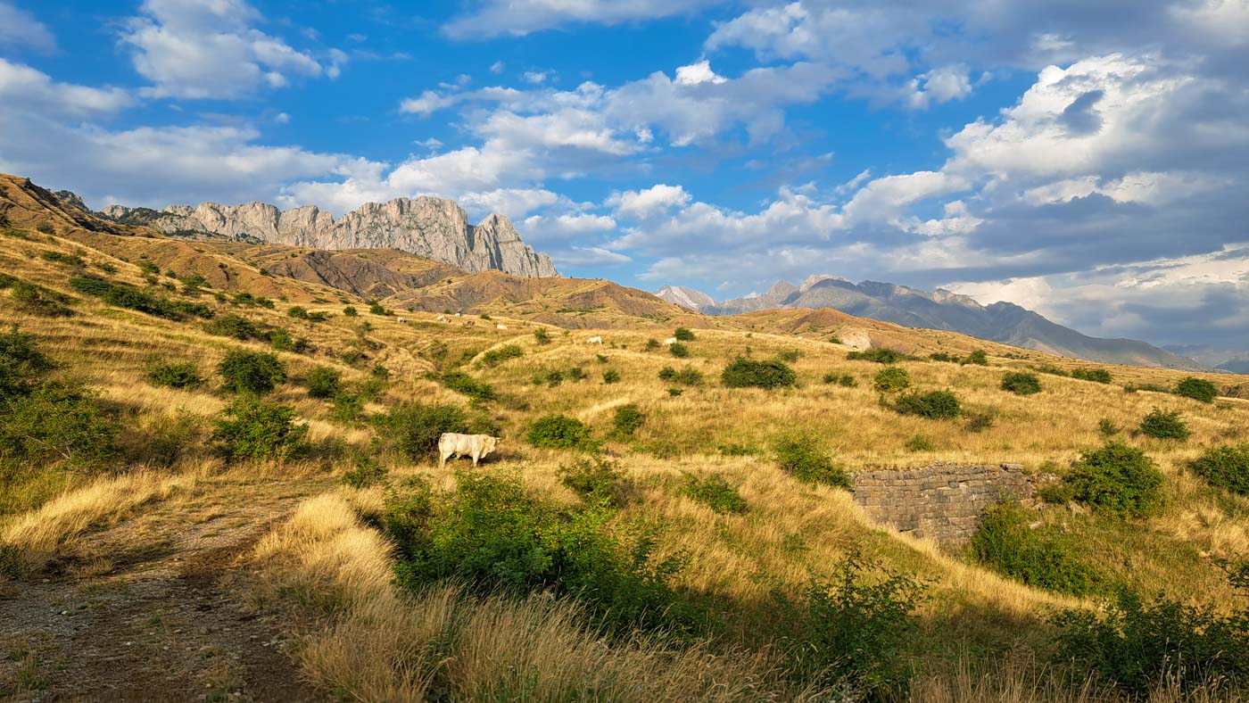 Etapa 33: Ibón de Llena Cantal - Estación esquí Anayet. Transpirenaica GR11. 6 Sendero hacia la estación de Anayet