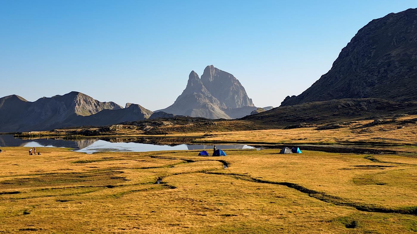 Etapa 34: Estación esquí Anayet - Circo de Aspe. Transpirenaica GR11. 2 Lago Anayet al amanecer