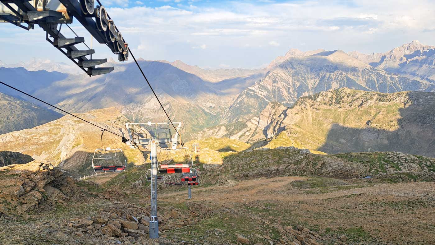 Etapa 34: Estación esquí Anayet - Circo de Aspe. Transpirenaica GR11. 5 Telesillas en el paso de la Tuca Blanca