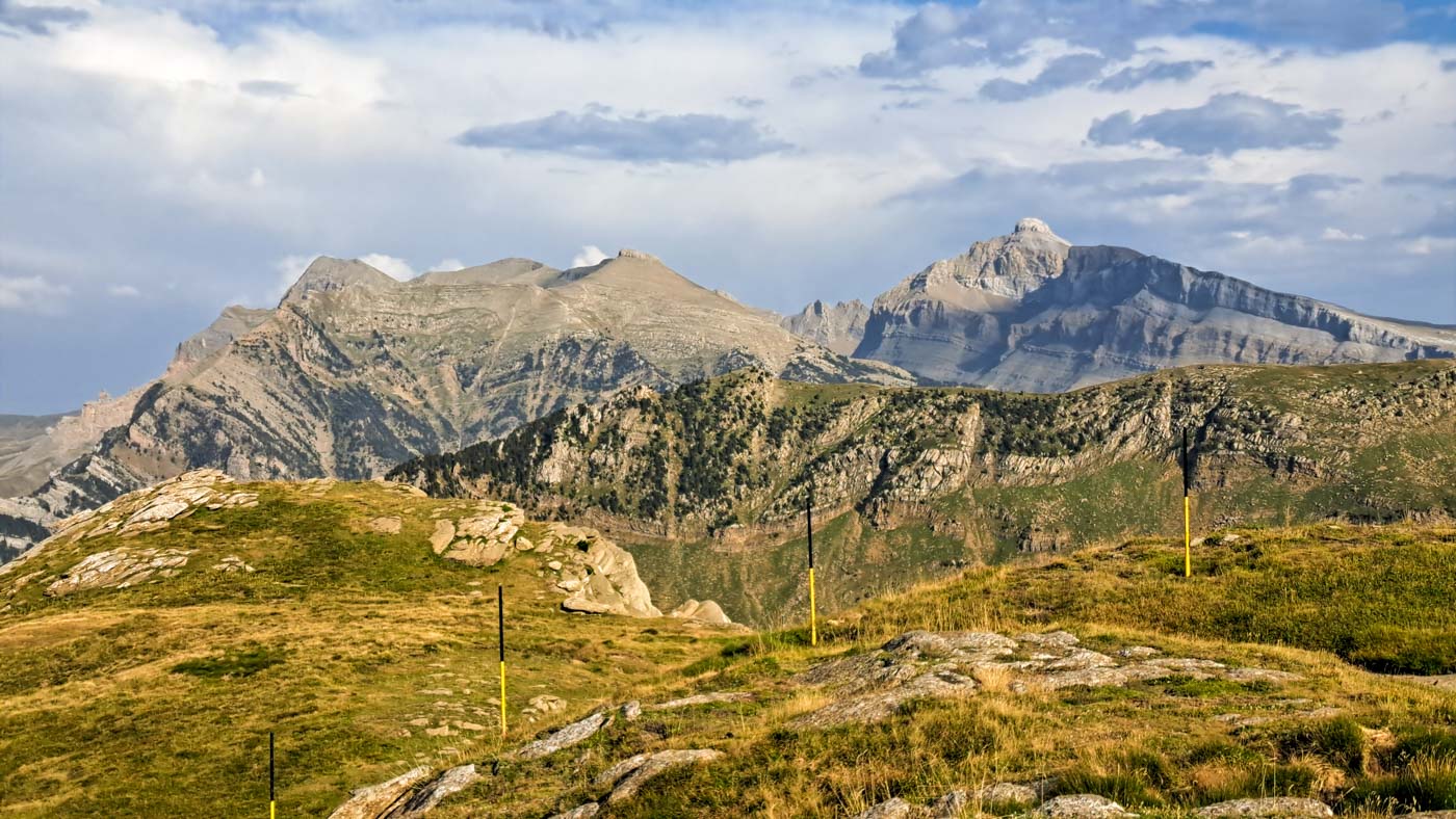 Etapa 34: Estación esquí Anayet - Circo de Aspe. Transpirenaica GR11. 6 La subida tiene vistas hacia el oeste (Pala de IP, Peña Collarada...)