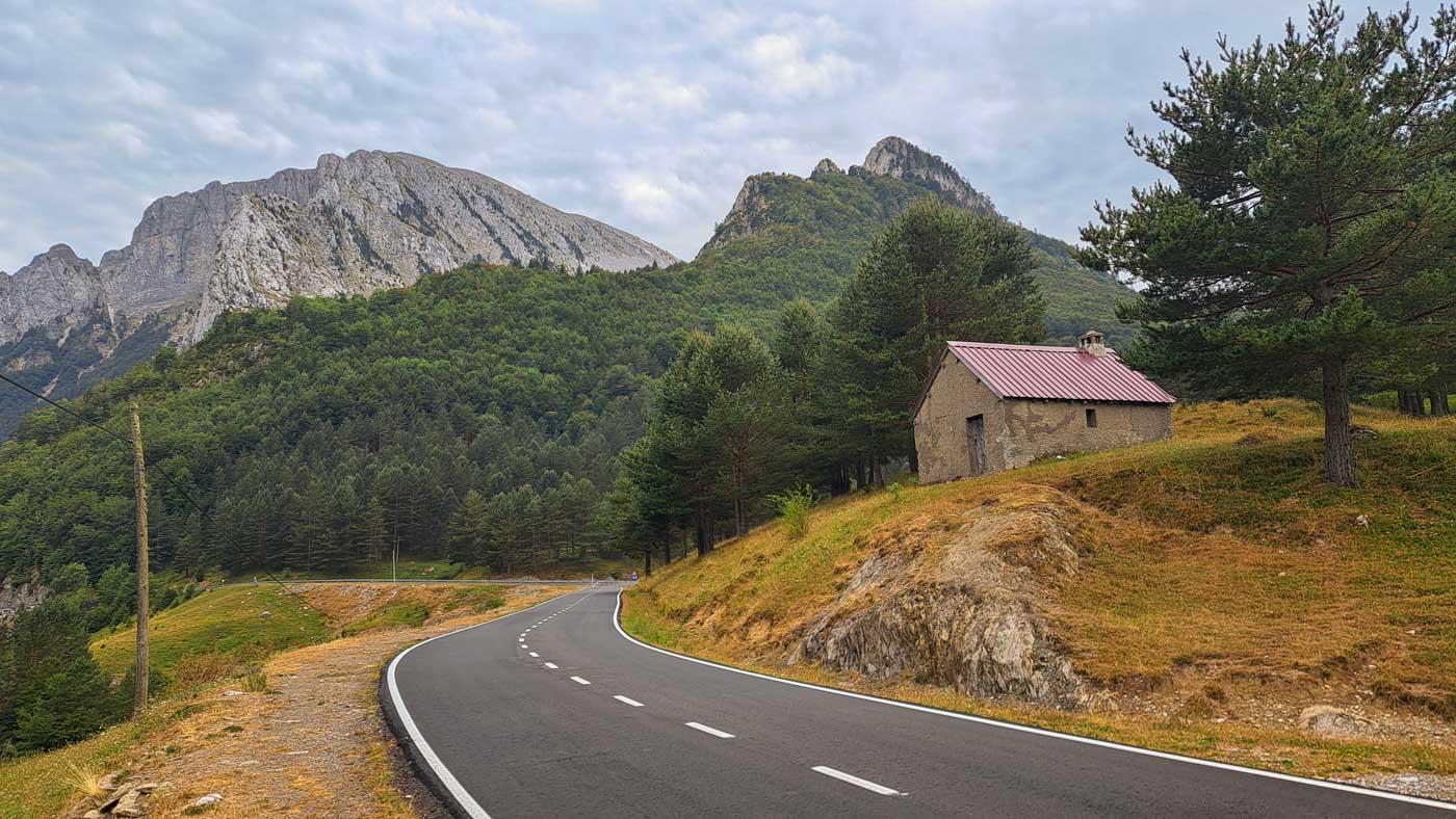 Etapa 36: Refugio Aguas Tuertas - Cabaña de Zuriza. Transpirenaica GR11. 5 GR11 Etapa 36 carretera Zuriza