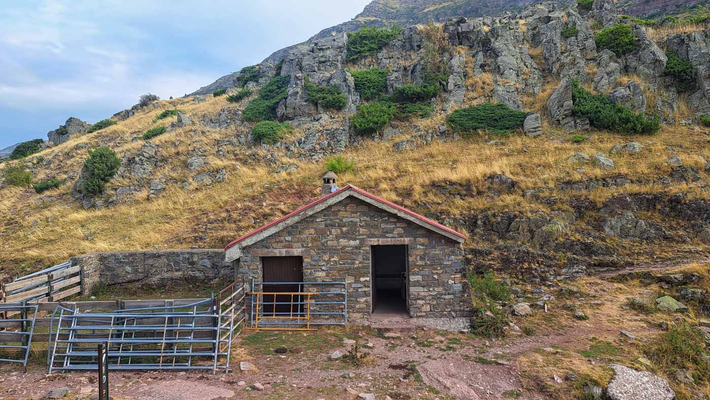 Etapa 36: Refugio Aguas Tuertas - Cabaña de Zuriza. Transpirenaica GR11. 1 Refugio libre de Aguas Tuertas