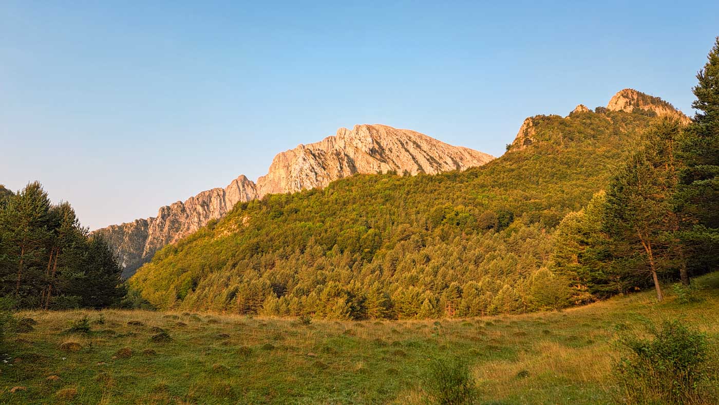 Etapa 37: Cabaña de Zuriza - Isaba. Transpirenaica GR11. 2 El Ezkaurre: primer o último dosmil en la GR11
