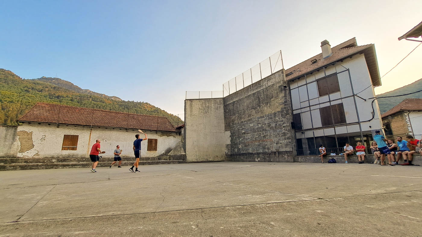 Etapa 37: Cabaña de Zuriza - Isaba. Transpirenaica GR11. 5 El frontón de Isaba, punto de encuentro de la juventud
