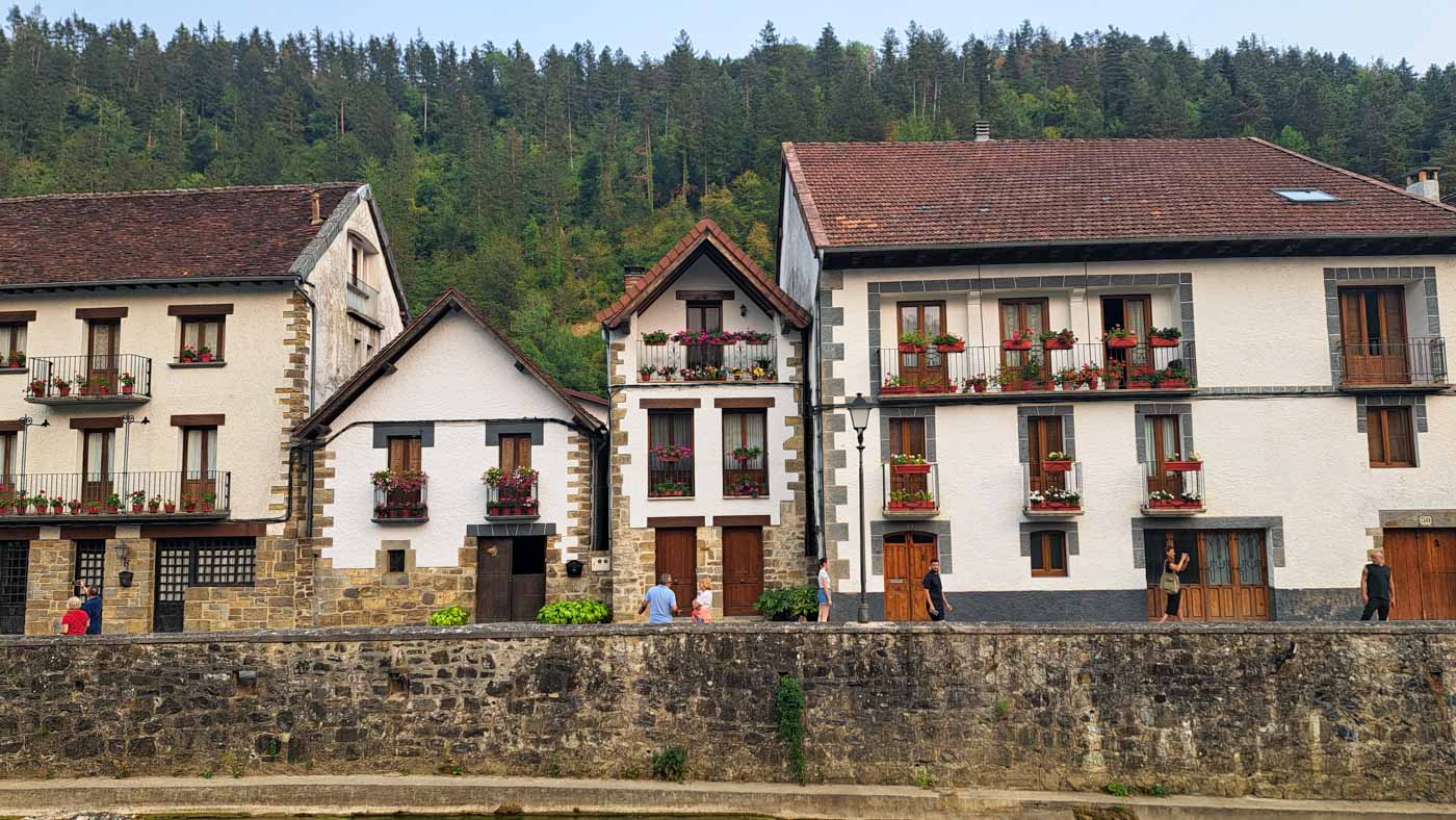 Etapa 38: Isaba - Ochagavía. Transpirenaica GR11. 5 Ochagavia, uno de los pueblos más bonitos en la GR11