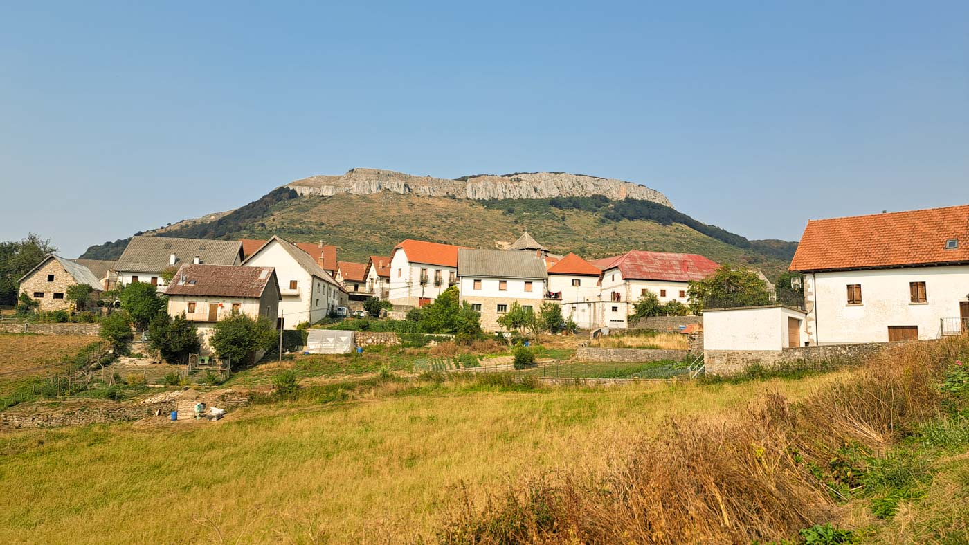 Etapa 39: Ochagavía - Hiriberri. Transpirenaica GR11. 6 Hiriberri, un pueblo con interesantes hórreos