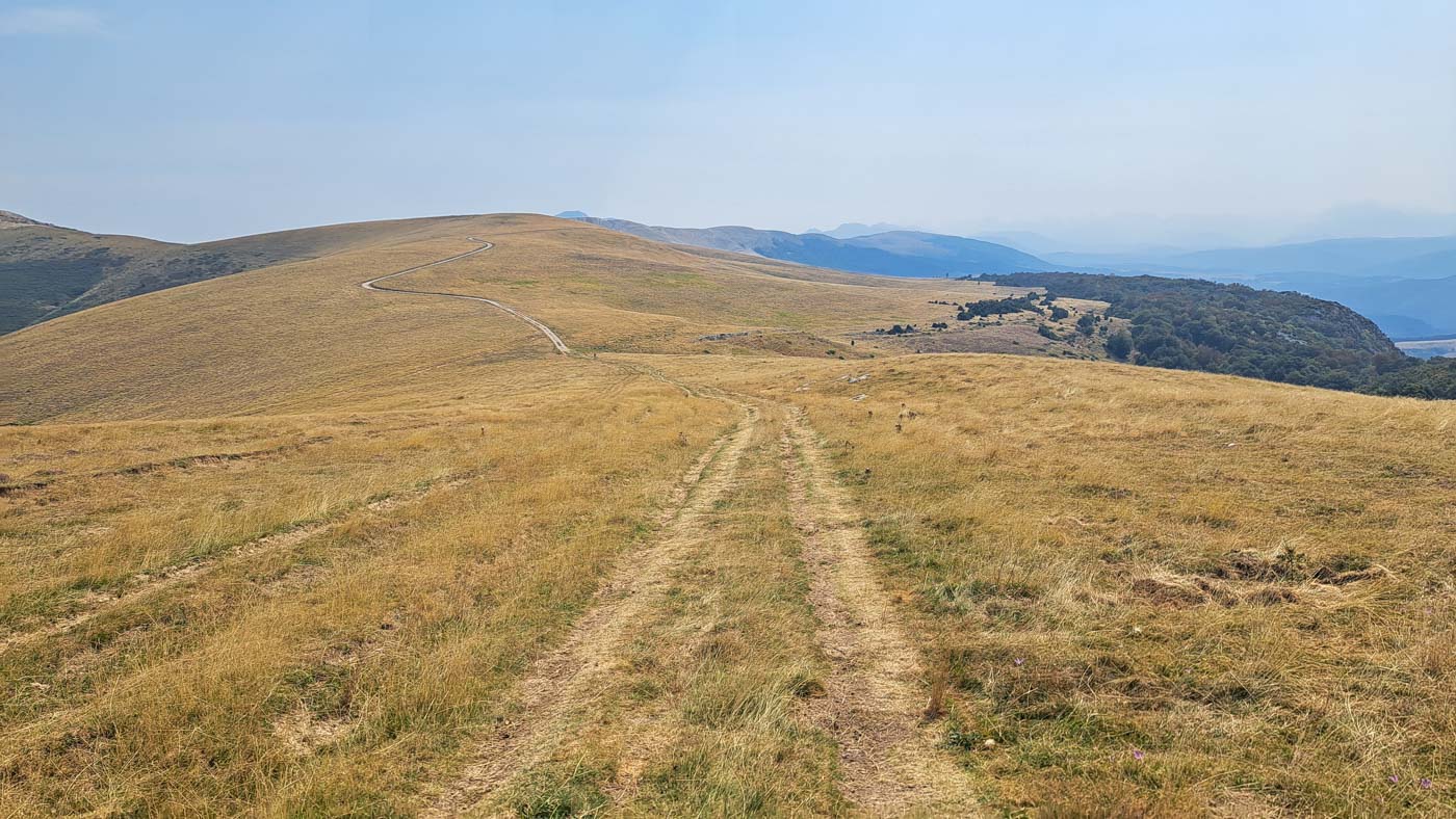 Etapa 39: Ochagavía - Hiriberri. Transpirenaica GR11. 4 Mucho del camino es por pista sin sombra alguna