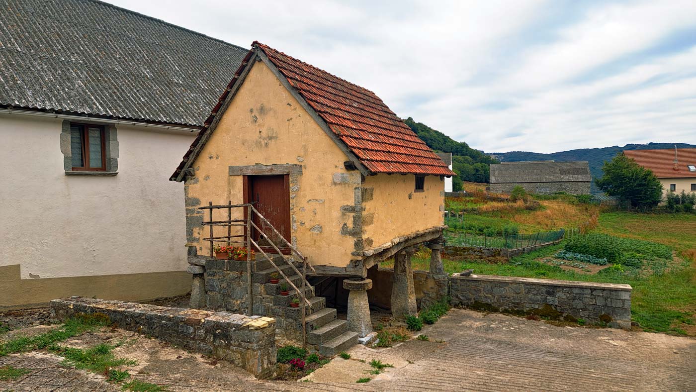 Etapa 40: Hiriberri - Auritz. Transpirenaica GR11. 1 Horreo en Auritz, algo poco habitual en Navarra