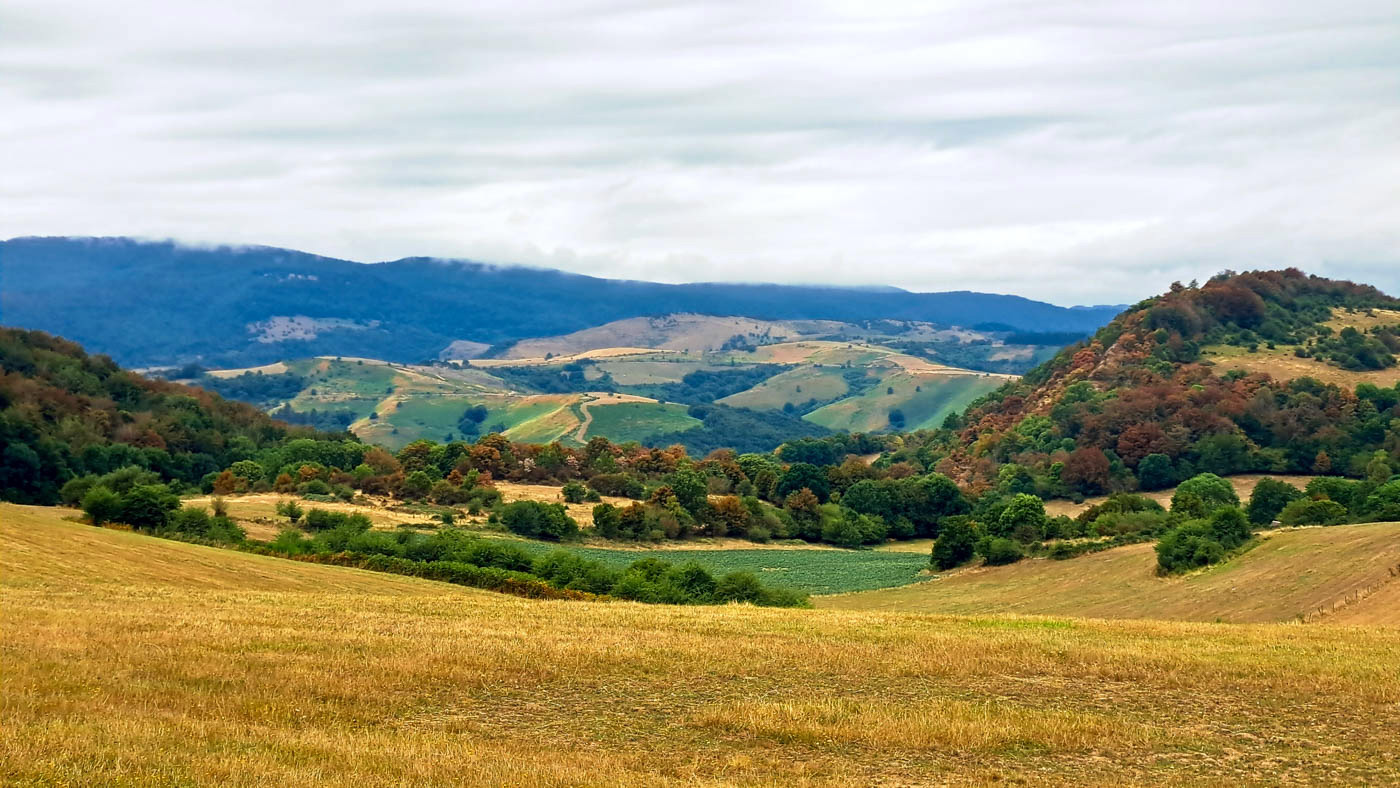 Etapas de la Transpirenaica GR11 en Navarra 4 Bordas en lo alto con Francia en el horizonte