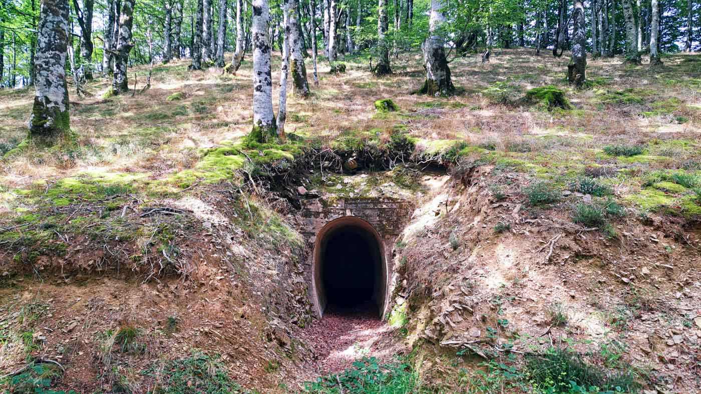 Etapa 41: Auritz - Cabaña de Azaldegi. Transpirenaica GR11. 5 Uno de los muchos bunkers en el camino