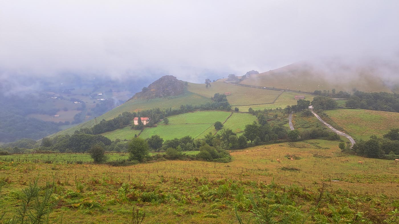 Etapa 42: Cabaña de Azaldegi - Elizondo. Transpirenaica GR11. 4 Pastos y caseríos aparecen a medida que desaparece la niebla