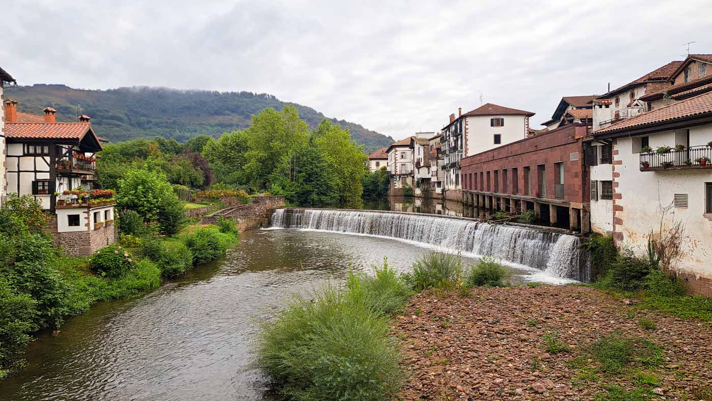 Etapa 43: Elizondo - Cabaña de Usategieta. Transpirenaica GR11. 2 Río Bidasoa en Elizondo