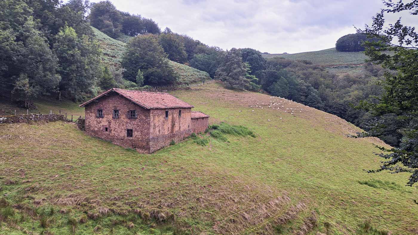 Etapa 43: Elizondo - Cabaña de Usategieta. Transpirenaica GR11. 4 Caserío en la borda de Maistruzarraren