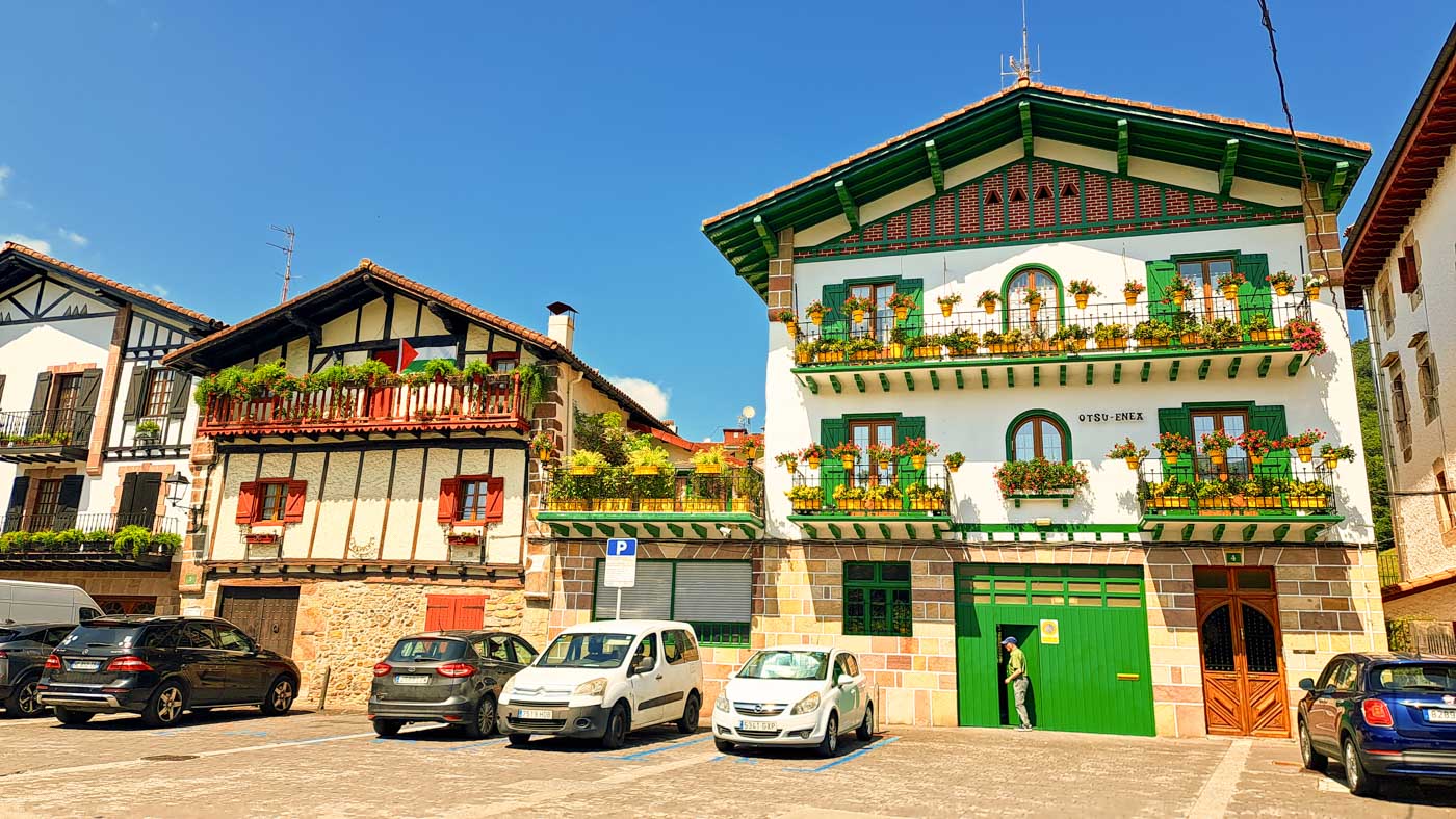Etapa 44: Cabaña de Usategieta - Ermita San Antón. Transpirenaica GR11. 1 Bera cuenta con casas del siglo xvii y xviii