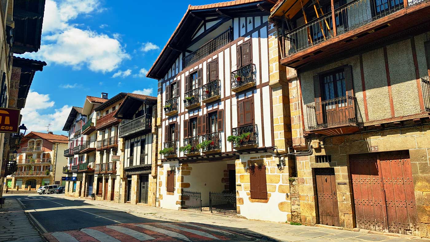 Etapas de la Transpirenaica GR11 en Navarra 8 Los impresionantes casones de Bera