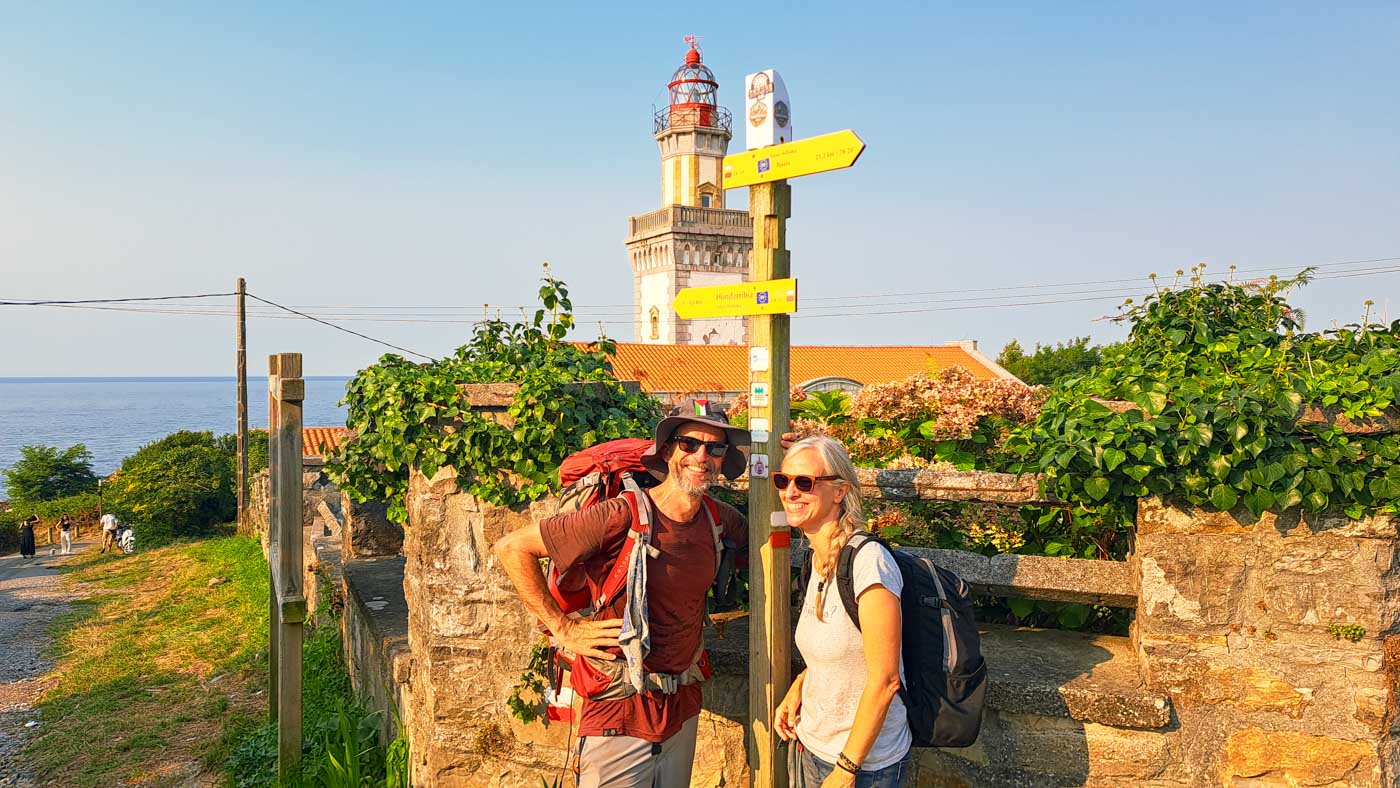 Etapa 45: Ermita San Antón - Cabo Higer (Hondarribia). Transpirenaica GR11. 7 Foto de celebración en el Faro de Higer
