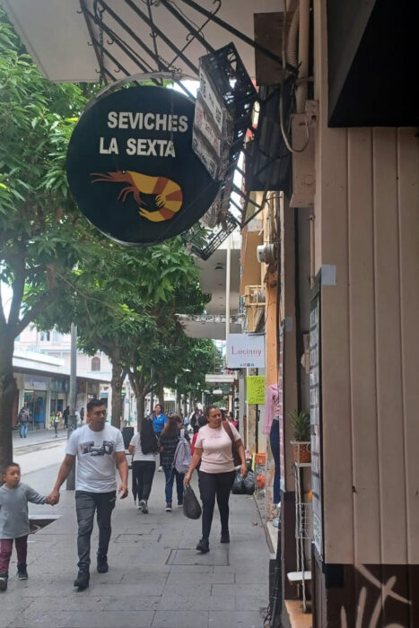 Guatemala. Con los hijos del maíz. 17 Carteles publicitarios, "Seviches, La Sexta"