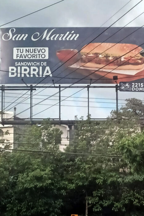 Guatemala. Con los hijos del maíz. 18 Carteles publicitarios, "Sandwiches de Birria"
