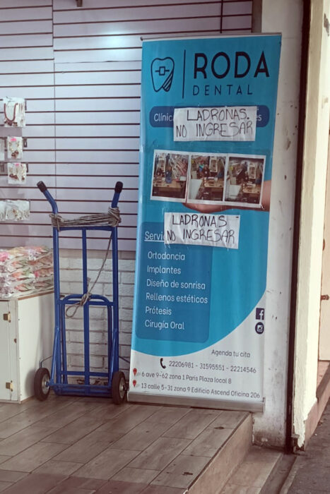 Guatemala. Con los hijos del maíz. 15 Carteles publicitarios, "Ladronas no ingresar"