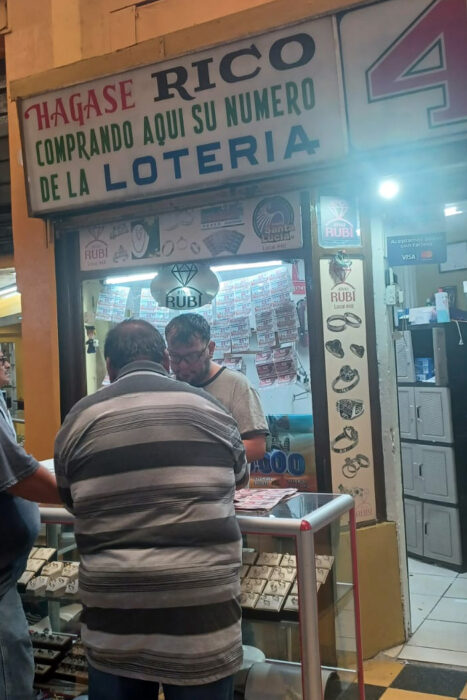 Guatemala. Con los hijos del maíz. 16 Carteles publicitarios, "Hágase rico comprando aquí su número de la lotería"
