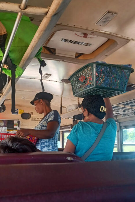 Guatemala. Con los hijos del maíz. 11 Ambulantes en el autobús, con salida de emergencia en el techo.