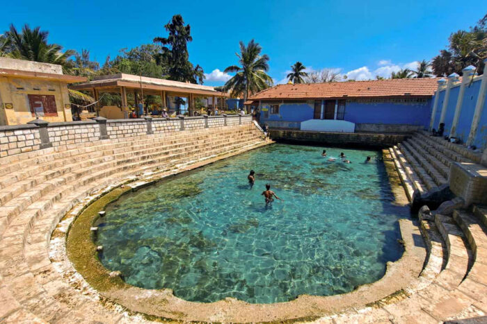 Jaffna, la antigua capital cultural tamil 3 Piscina sagrada de Keerimalai, sección masculina