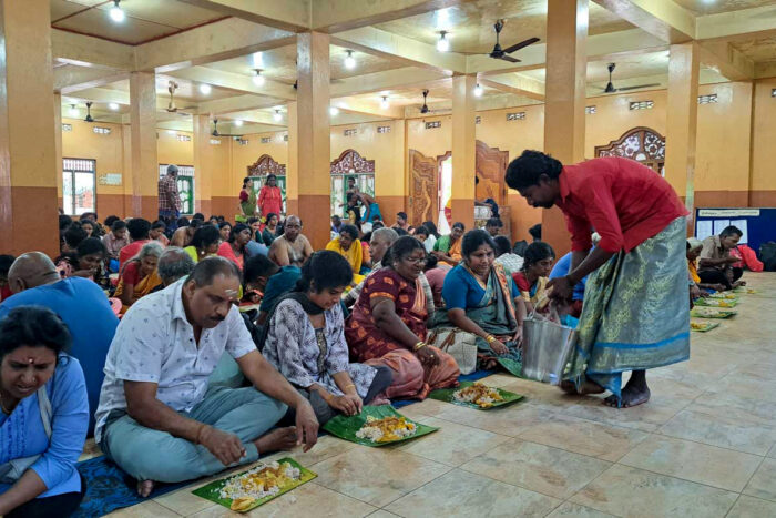 Jaffna, la antigua capital cultural tamil 14 Comida en Nagaposhi Amman Kovil de Nainathivu, Jaffna