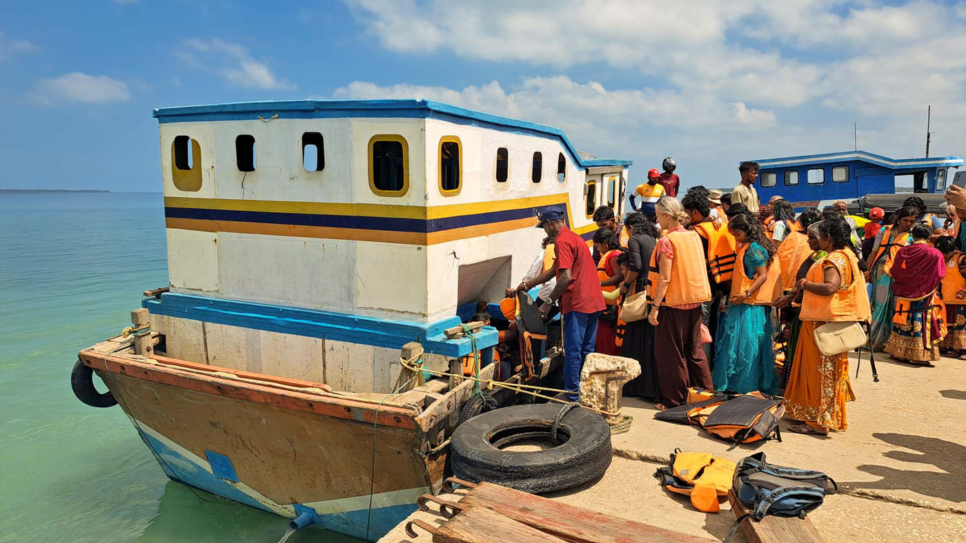 Jaffna, la antigua capital cultural tamil 15 Embarcadero de Kurikadduwan: barco a Nainathivu