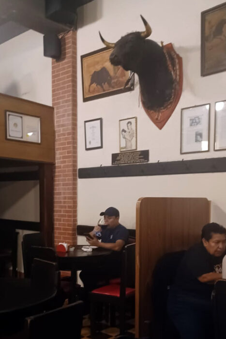 Guatemala. Con los hijos del maíz. 26 Restaurante El Portal, vestigios de la España cañí
