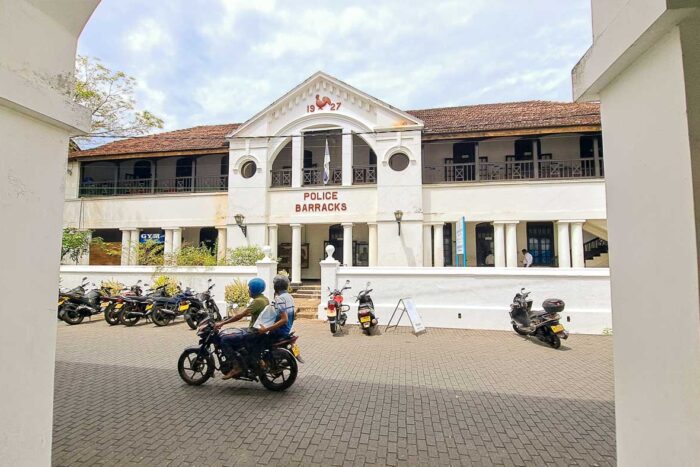 Galle, el faro sur de Sri Lanka 6 Calle en la ciudad vieja de Galle frente al cuartel