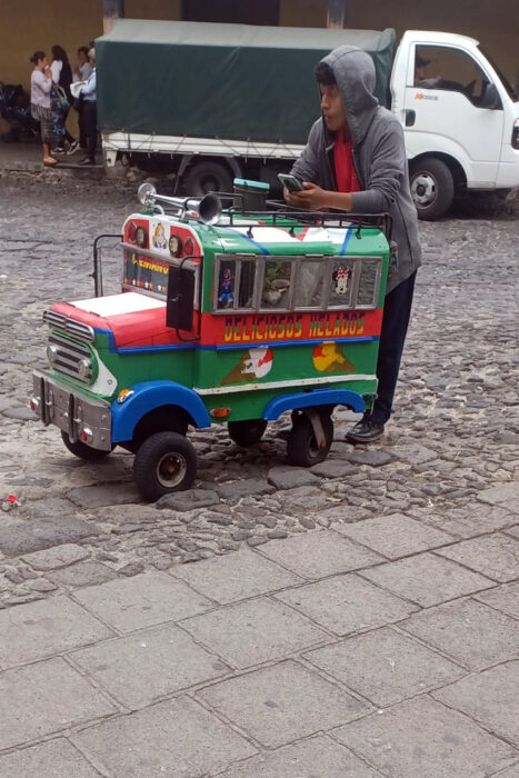 En Guatemala de la Asunción, hija de un terremoto 18 Un chico vendiendo helados con un carrito