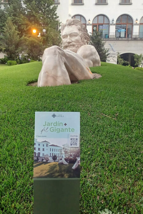 En Guatemala de la Asunción, hija de un terremoto 13 Cartel que habla sobre el gigante del jardín