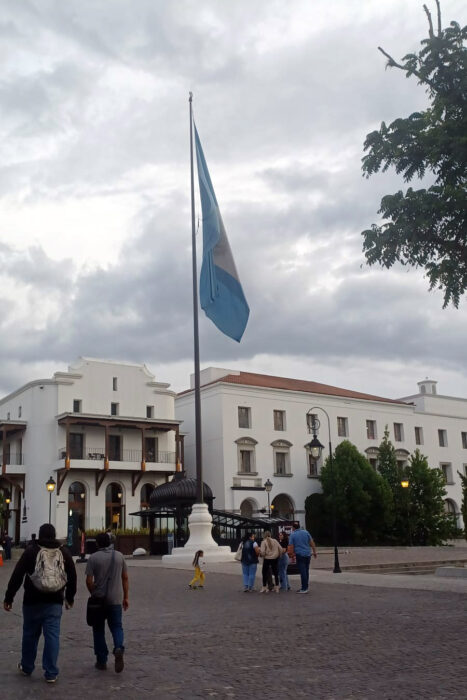 En Guatemala de la Asunción, hija de un terremoto 14 Edificios de pocas alturas en una de las plazas de Cayalá