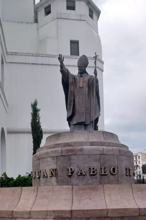 En Guatemala de la Asunción, hija de un terremoto 19 Estatua de Juan Pablo II presidiendo Cayalá
