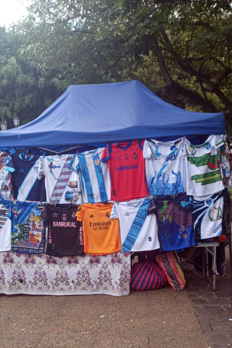 En Guatemala de la Asunción, hija de un terremoto 27 Mercadillo con camisetas de equipos de fútbol