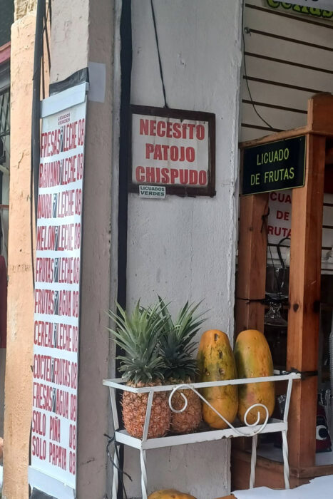 En Guatemala de la Asunción, hija de un terremoto 28 Cartel en una tienda de jugos de frutas