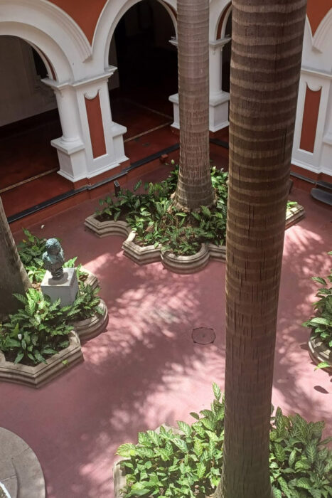 En Guatemala de la Asunción, hija de un terremoto 10 Patio interior