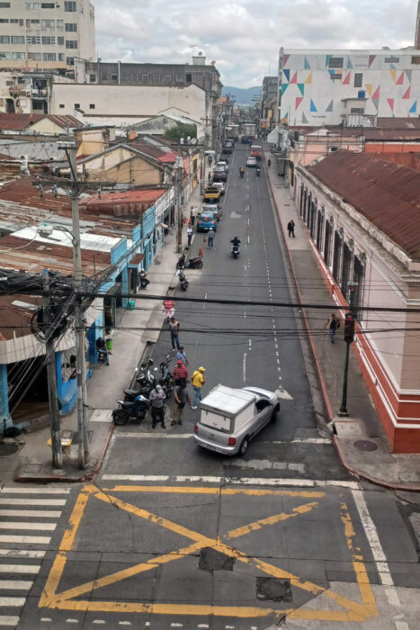 En Guatemala de la Asunción, hija de un terremoto 6 Una calle con comercios