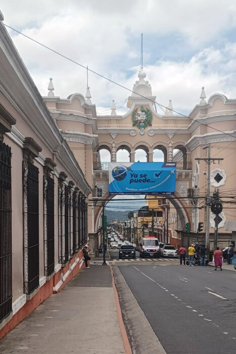 En Guatemala de la Asunción, hija de un terremoto 5 El arco del edificio de Correos