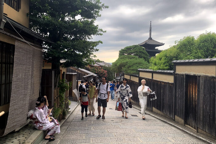 Japón contra el turismo de masas: ¿es 2026 un buen momento para visitar la tierra del Sol Naciente? 1 Turistas chinos en una calle típica de Kioto
