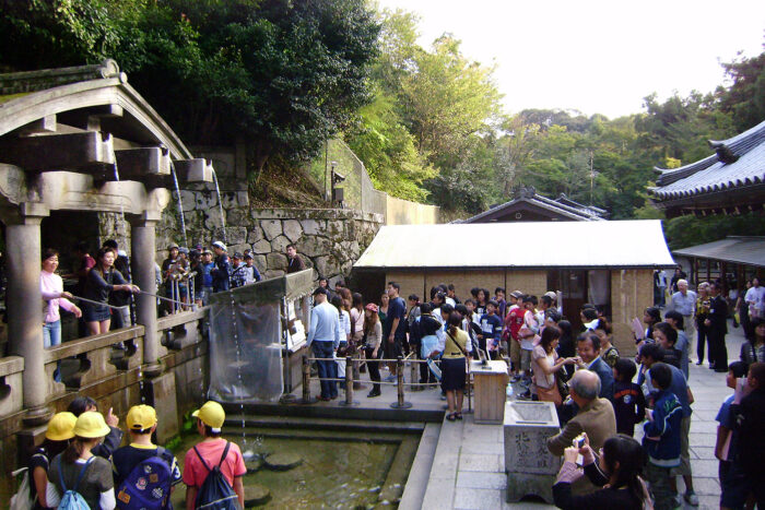 Japón contra el turismo de masas: ¿es 2026 un buen momento para visitar la tierra del Sol Naciente? 10 Aglomeración de visitantes en el templo Kiyomizudera